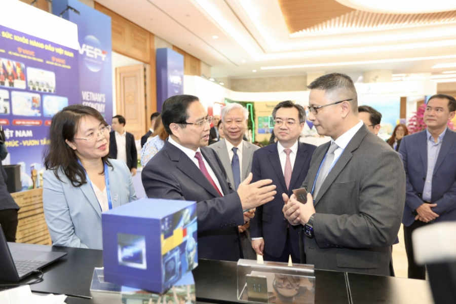 Thủ tướng Chính phủ Phạm Minh Chính đã đến tham quan gian trưng bày của một số Tập đoàn, doanh nghiệp lớn. Tại đây, Thủ tướng Phạm Minh Chính thể hiện sự quan tâm sâu sắc của Chính phủ đối với vai trò của ngành năng lượng trong tiến trình phát triển bền vững và chuyển đổi số quốc gia...