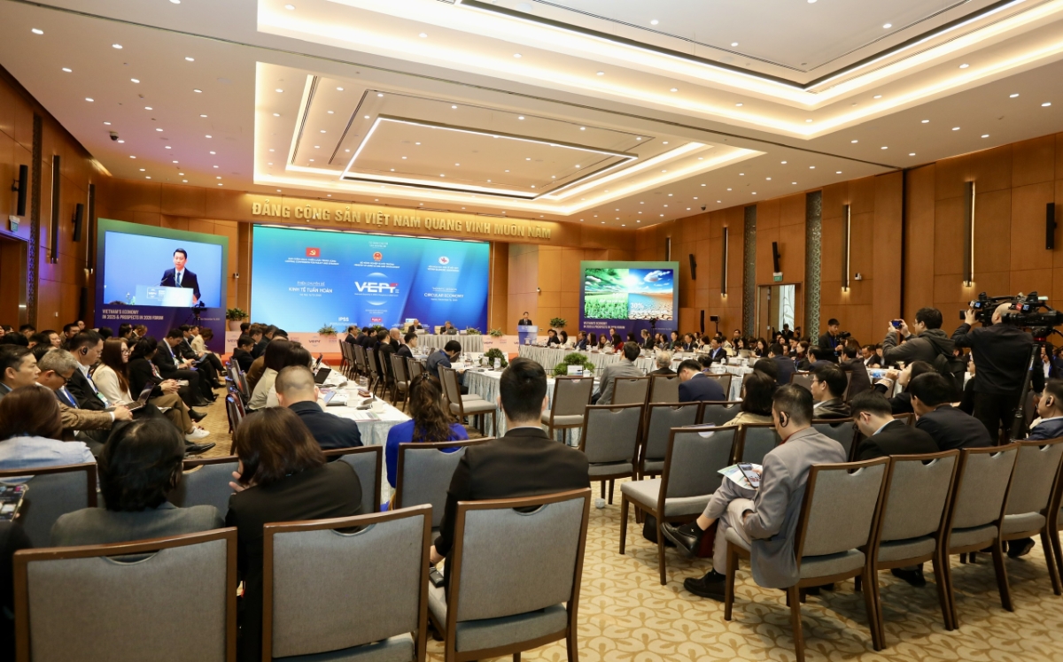 Phiên chuyên đề số 02 với Chủ đề “Kinh tế tuần hoàn Việt Nam 2025 - Thúc đẩy mạnh mẽ chuyển đổi xanh, phát triển kinh tế tuần hoàn trong kỷ nguyên số để hiện thực hóa mục tiêu tăng trưởng "2 con số" giai đoạn 2026–2030”. Ảnh: Việt Dũng.