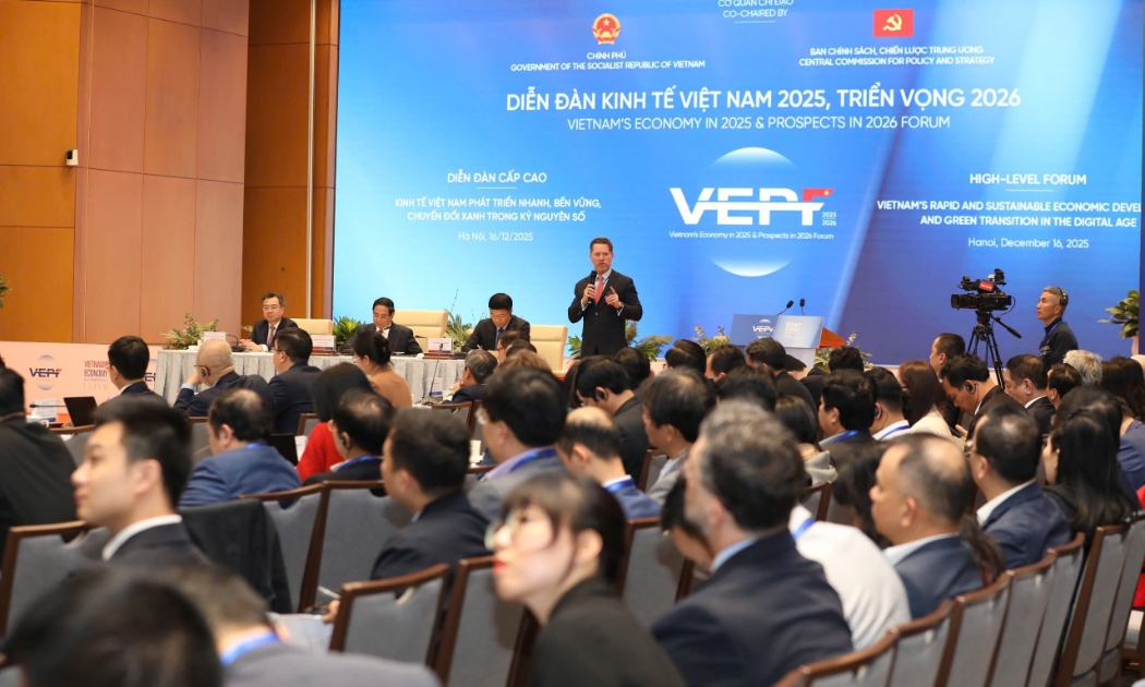 Tổng Giám đốc Ngân hàng HSBC Việt Nam Tim Evans đã có bài tham luận sâu sắc: “Tiếp sức hành trình tăng trưởng: Huy động nguồn lực tài chính cho tăng trưởng cao và phát triển bền vững tại Việt Nam giai đoạn 2016 - 2030” - Ảnh: Tri Phong.