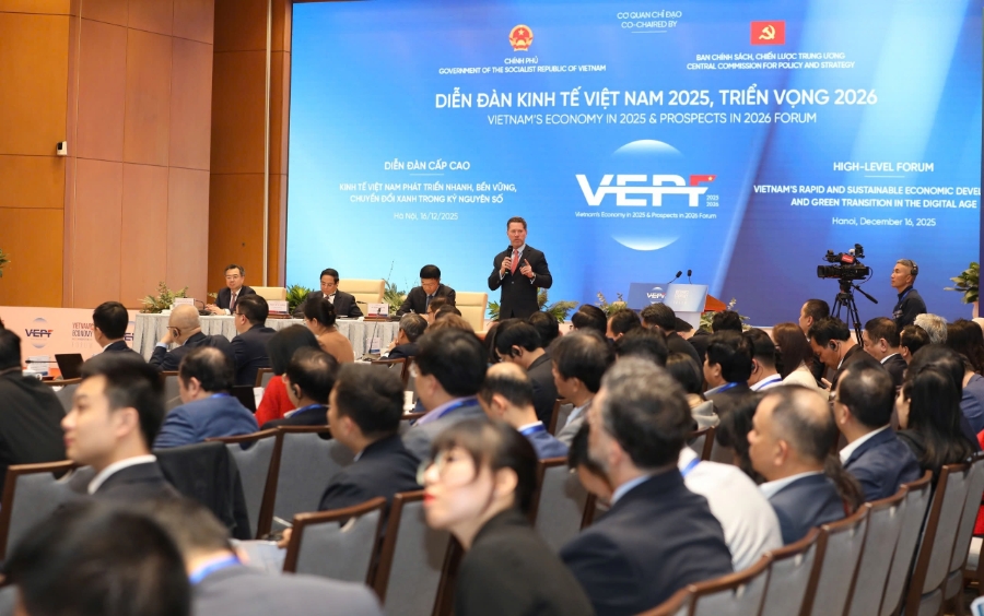 Tổng Giám đốc Ngân hàng HSBC Việt Nam Tim Evans đã có bài tham luận sâu sắc: “Tiếp sức hành trình tăng trưởng: Huy động nguồn lực tài chính cho tăng trưởng cao và phát triển bền vững tại Việt Nam giai đoạn 2016 - 2030” - Ảnh: Tri Phong.