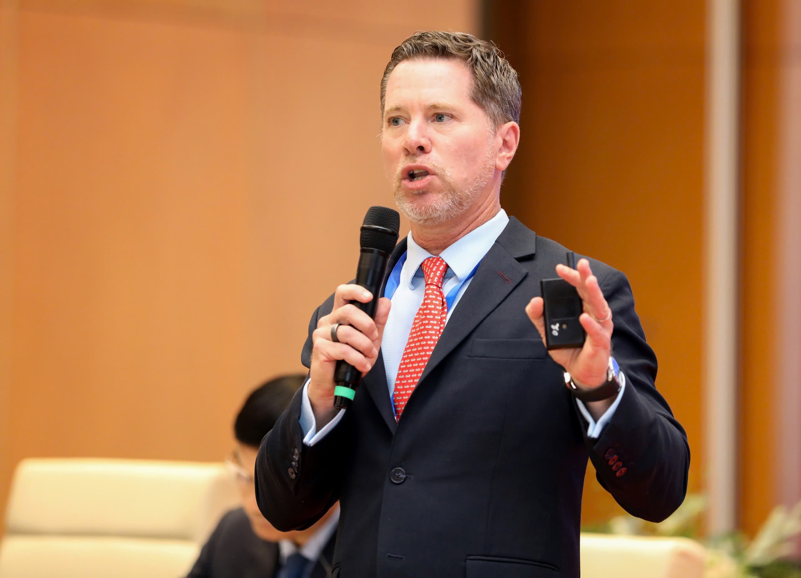 Ông Tim Evans, Tổng Giám đốc Ngân hàng HSBC trình bày tham luận tại Diễn đàn - Ảnh: Tri Phong.