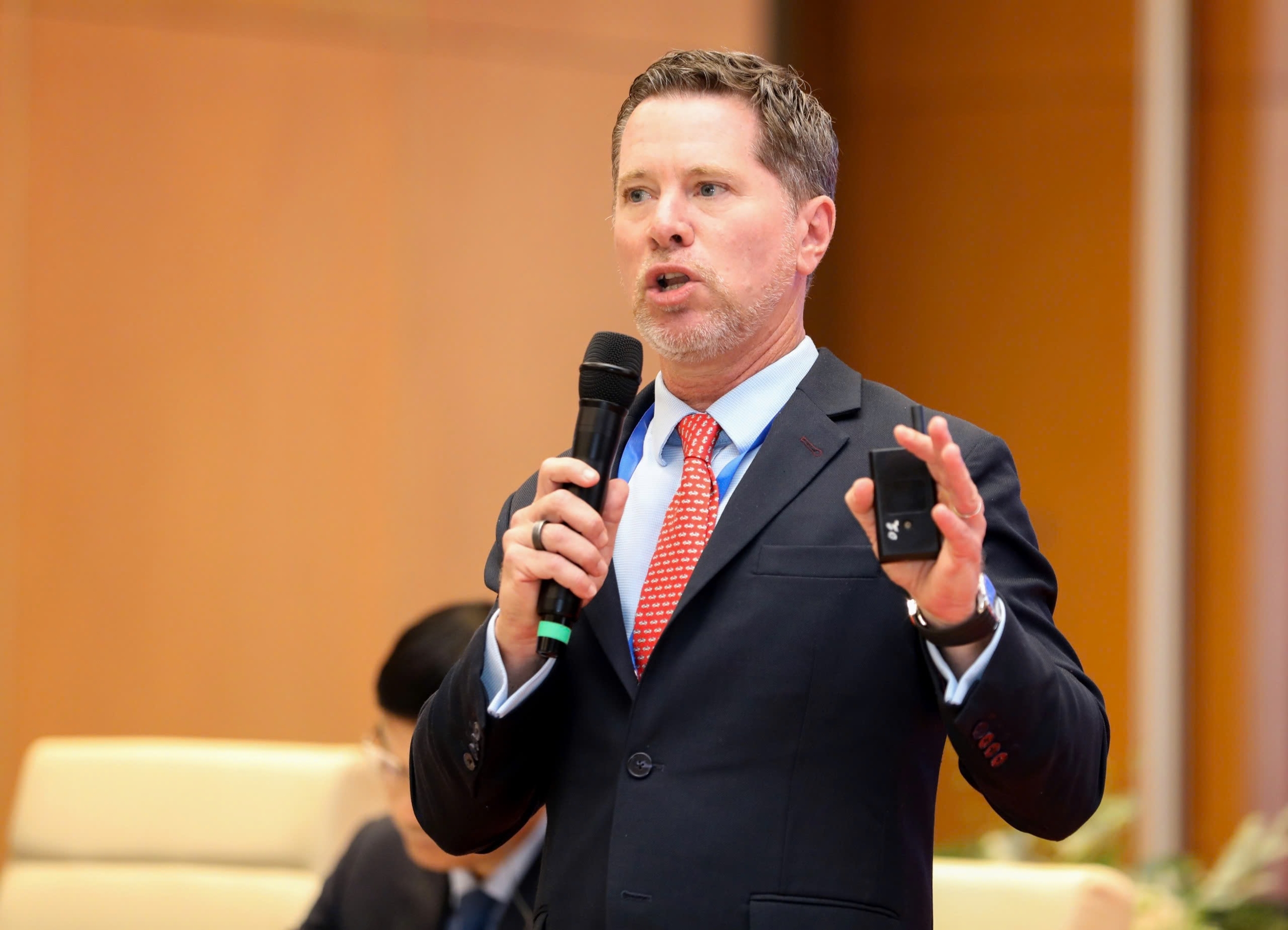 Ông Tim Evans, Tổng Giám đốc Ngân hàng HSBC trình bày tham luận tại Diễn đàn - Ảnh: Tri Phong.