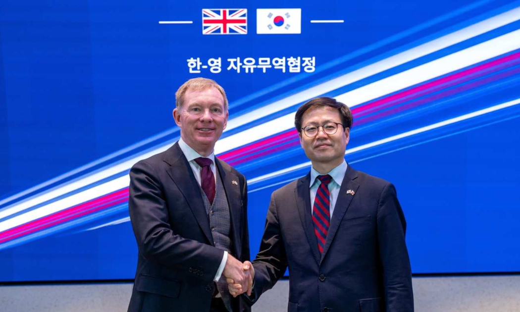 Bộ trưởng Thương mại Anh Sir Chris Bryant và người đồng cấp Hàn Quốc Yeo Han-koo - Ảnh: Bộ Kinh doanh và Thương mại Anh