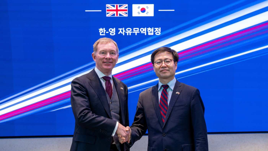 Bộ trưởng Thương mại Anh Sir Chris Bryant và người đồng cấp Hàn Quốc Yeo Han-koo - Ảnh: Bộ Kinh doanh và Thương mại Anh