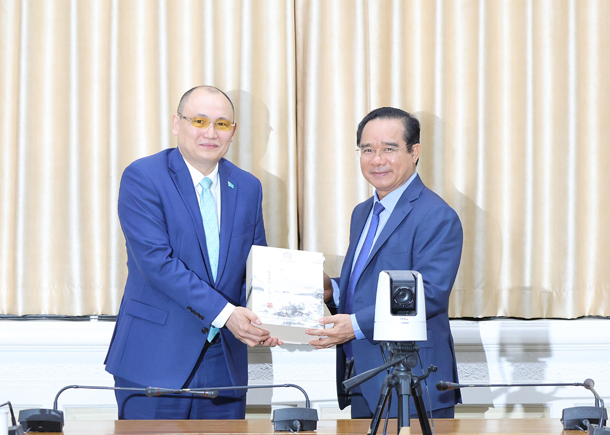Chủ tịch UBND TP. Hồ Chí Minh Nguyễn Văn Được tặng quà lưu niệm cho ông Kanat Tumysh, Đại sứ đặc mệnh toàn quyền Kazakhstan tại Việt Nam - Ảnh: Cổng thông tin điện tử TP. Hồ Chí Minh.