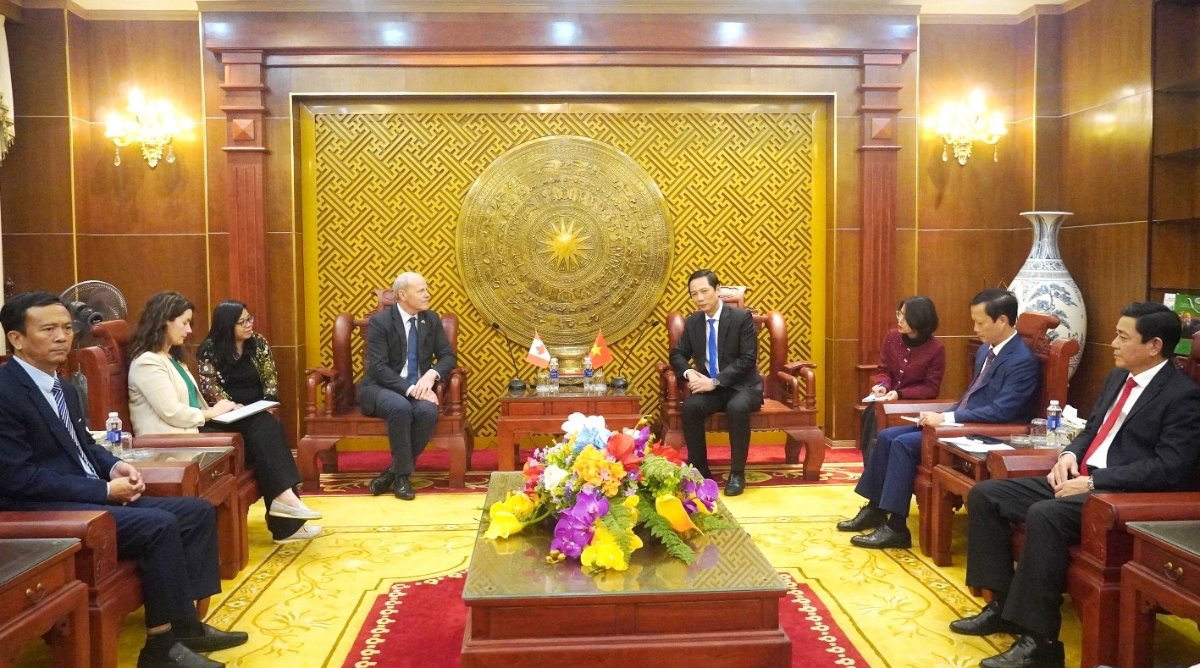 Phó Chủ tịch Thường trực UBND tỉnh Quảng Trị Hoàng Nam tiếp xã giao Đại sứ Canada tại Việt Nam 