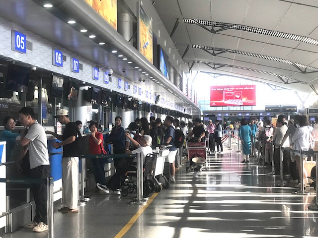 Khách làm thủ tục tại sân bay Quốc tế Đà Nẵng. Ảnh Ngô Anh Văn