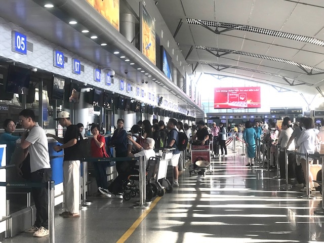 Khách làm thủ tục tại sân bay Quốc tế Đà Nẵng. Ảnh Ngô Anh Văn