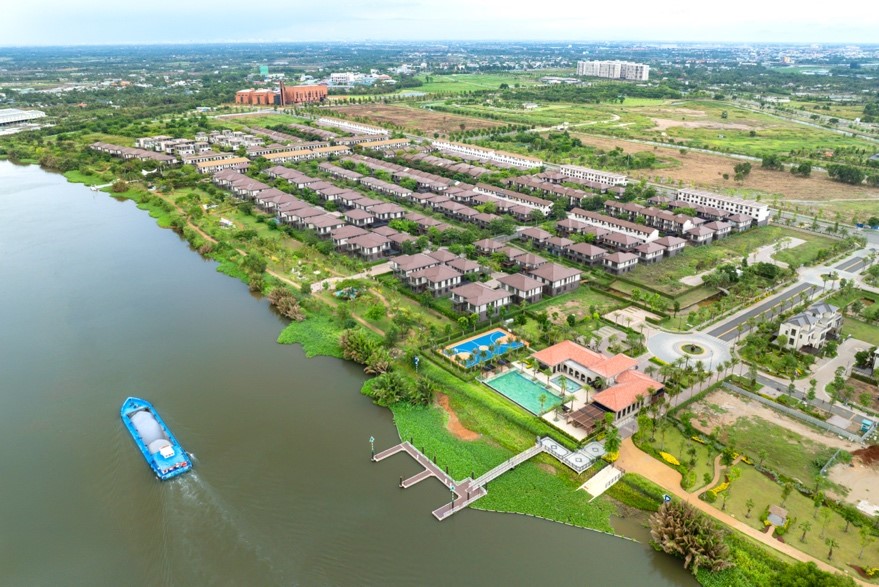 Waterpoint được dòng sông Vàm Cỏ Đông ôm trọn, mang đến môi trường sống bình yên và trong lành.