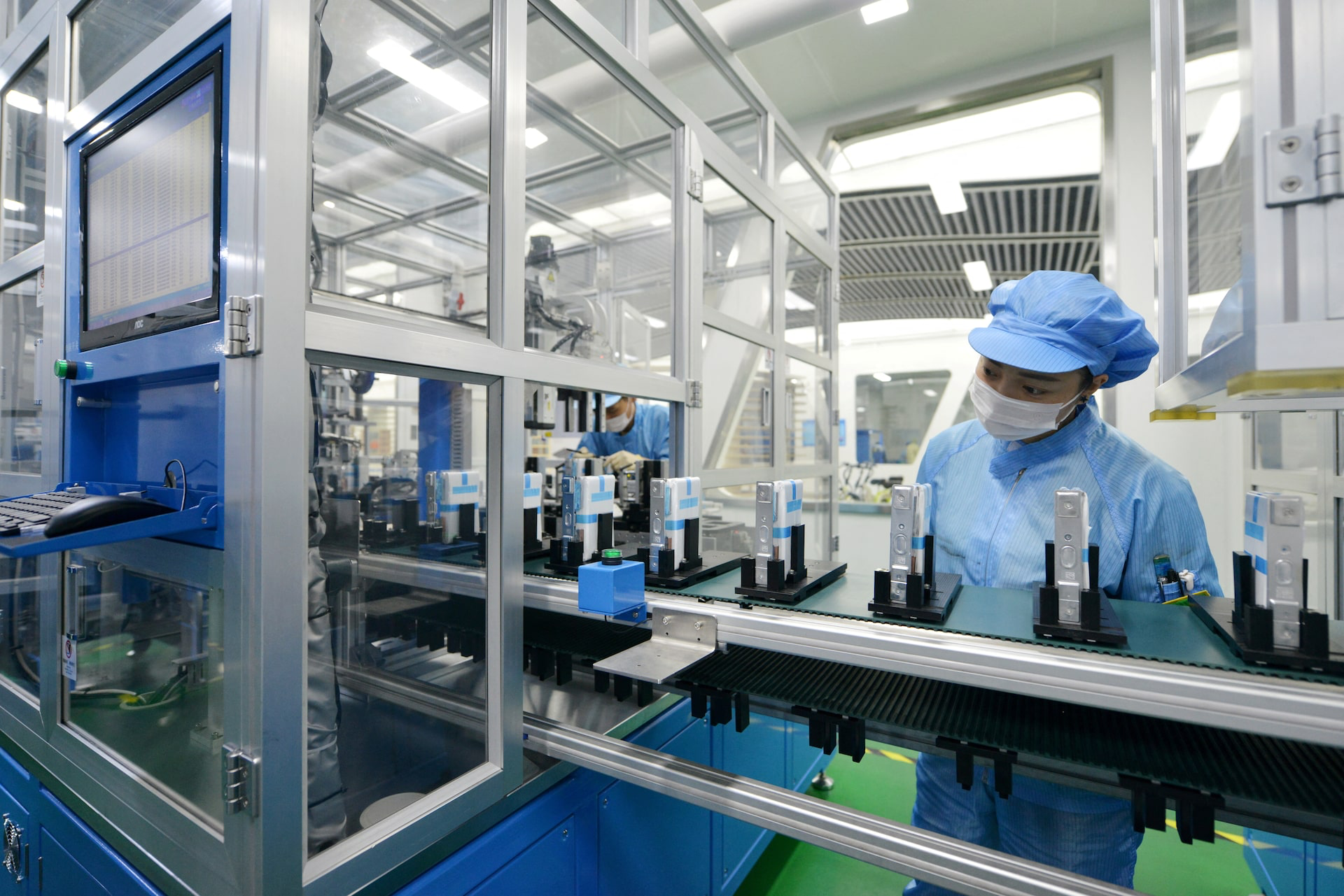 Một dây chuyền sản xuất pin lithium-ion tại một nhà máy ở Hồ Châu, tỉnh Chiết Giang, Trung Quốc. Ảnh: Reuters