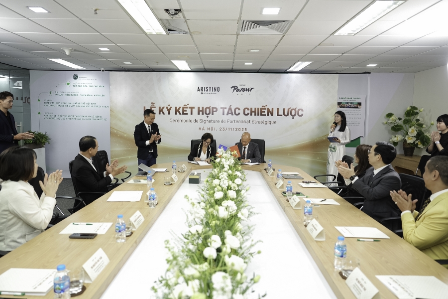 Ông Tăng Văn Khanh, Chủ tịch kiêm CEO Công ty Cổ phần Đầu tư K&G Việt Nam - Đại diện thương hiệu Aristino và Bà Aline Beheit Matar, Phó Tổng giám đốc BOE Việt Nam - Đại diện Parfums Parour Paris ký kết thỏa thuận hợp tác tại sự kiện.
