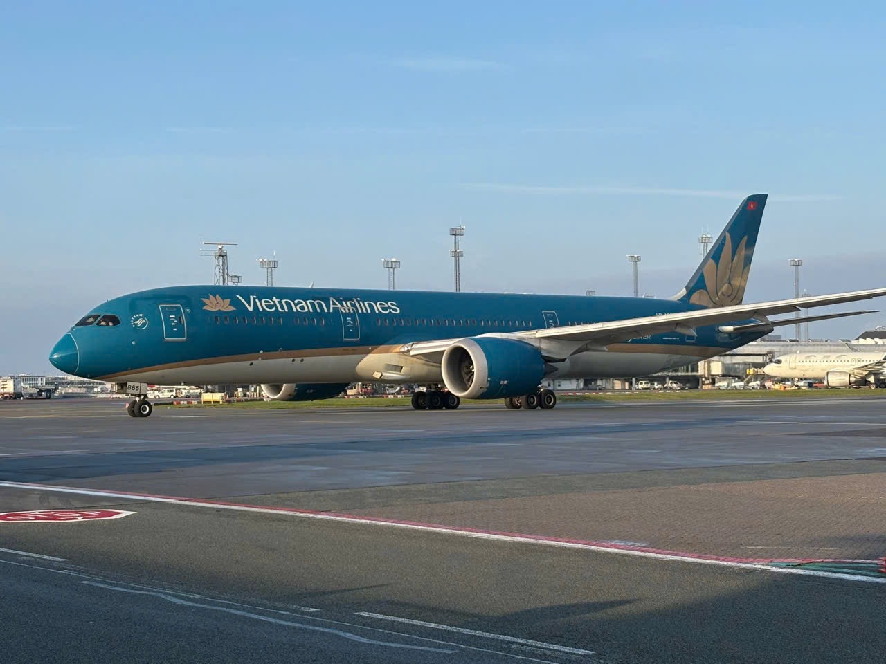 Sau hơn 12 giờ bay, chiếc Boeing 787-9 Dreamliner đã hạ cánh an toàn tại sân bay Copenhagen. 