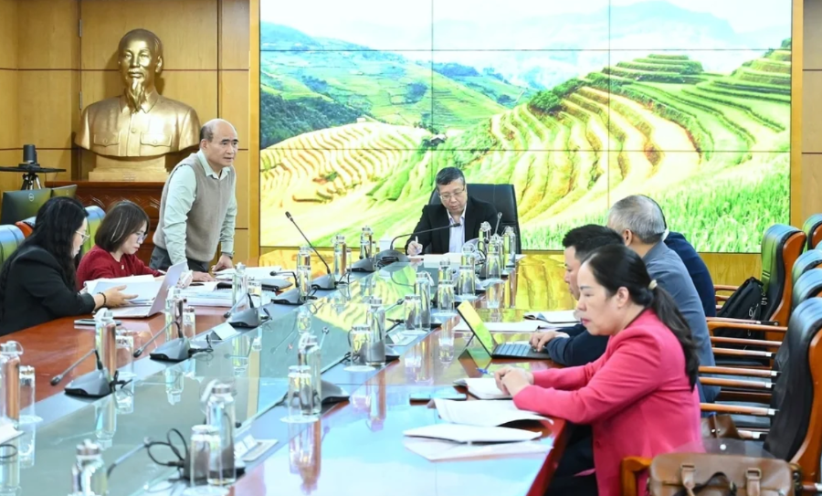 Thứ trưởng Hoàng Trung chủ trì cuộc họp.