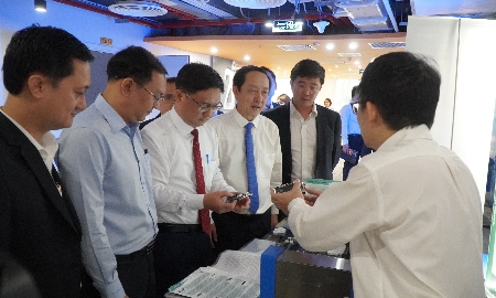 Lãnh đạo Trung ương và TP. Hồ Chí Minh, cùng các chuyên gia tham quan gian hàng tại SIHUB, sáng 17/12.