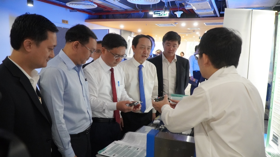 Lãnh đạo Trung ương và TP. Hồ Chí Minh, cùng các chuyên gia tham quan gian hàng tại SIHUB, sáng 17/12.