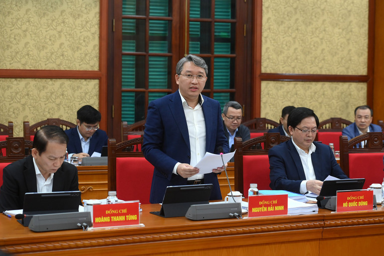 Bộ trưởng Tư pháp Nguyễn Hải Ninh trình bày báo cáo tại phiên họp. Ảnh: Nhân Dân