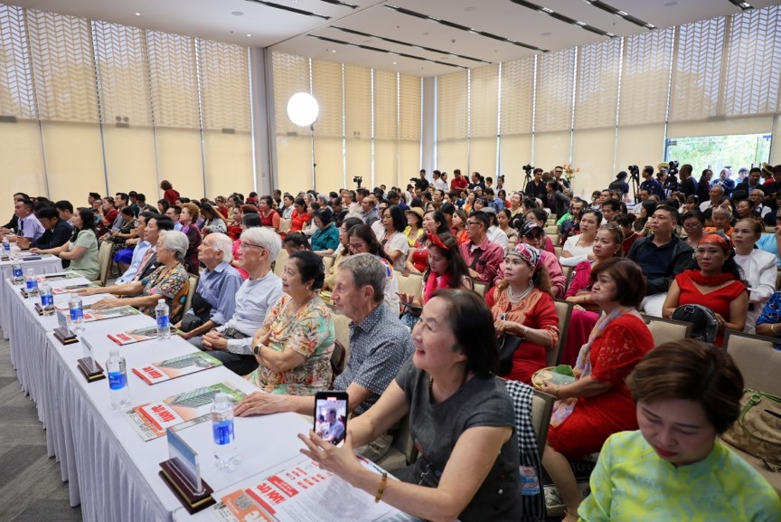 Kiều bào tham dự talkshow “Tạo cơ hội để kiều bào an cư tại quê nhà”.