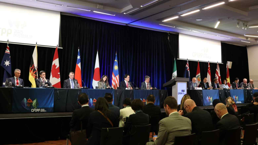 Các bộ trưởng và đại diện của 12 nền kinh tế thành viên Hiệp định CPTPP tham gia họp báo tại Melbourne ngày 21/11/2025. - Ảnh: Nikkei Aisa