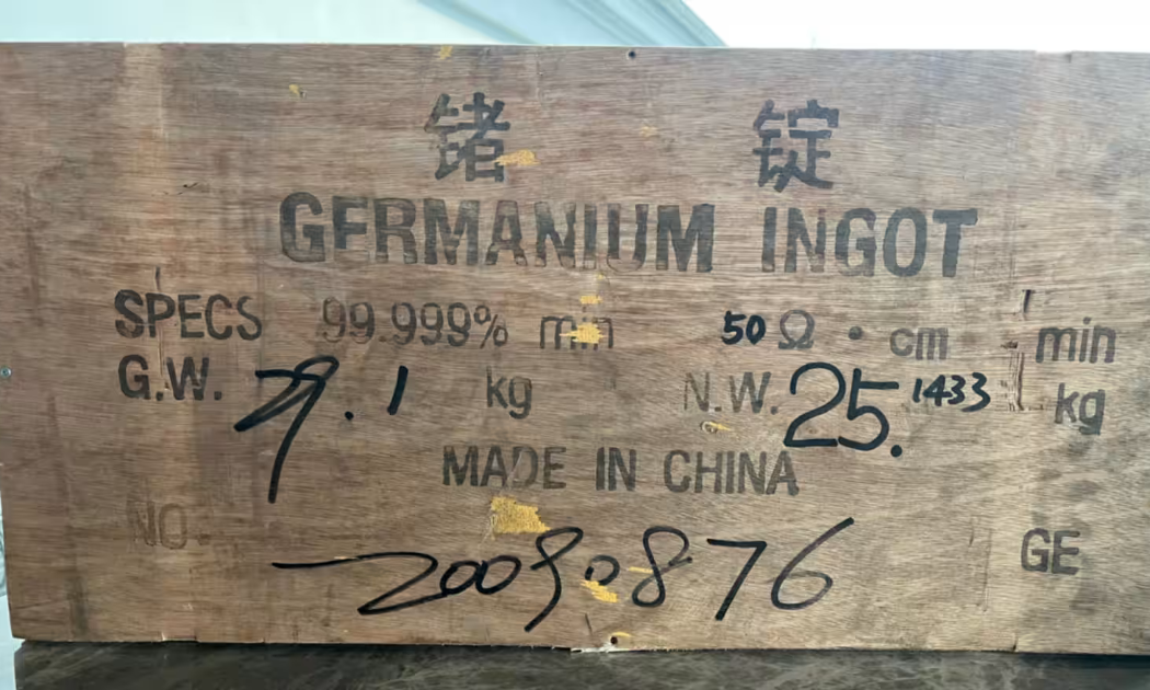 Một thùng germanium - một khoáng sản quan trọng - được lưu trữ tại khu kho có chế độ an ninh thấp hơn của Tradium - Ảnh: Nikkei Asia