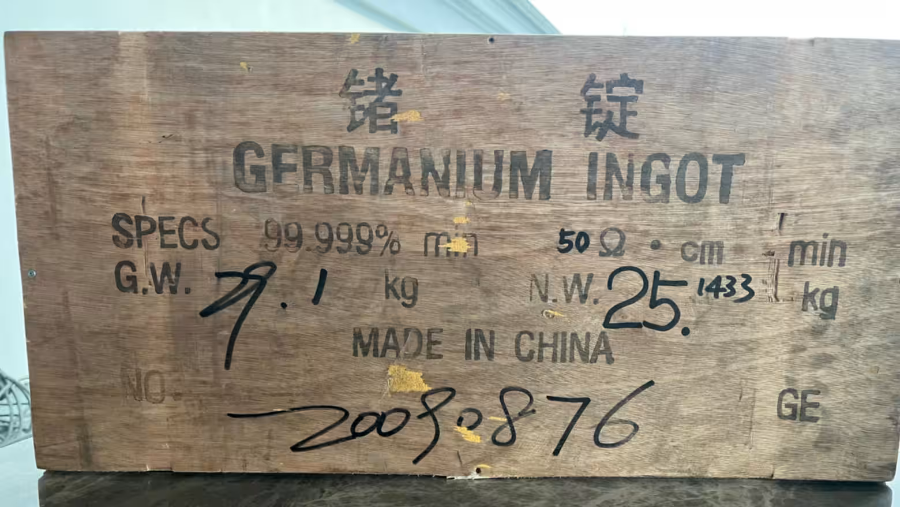 Một thùng germanium - một khoáng sản quan trọng - được lưu trữ tại khu kho có chế độ an ninh thấp hơn của Tradium - Ảnh: Nikkei Asia