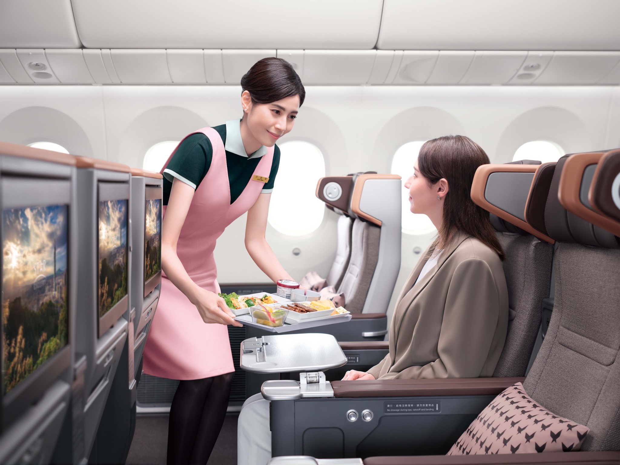 EVA Air kiên định với chiến lược đầu tư chất lượng, mang đến trải nghiệm thoải mái vượt trội cho những hành trình bay dài, với chi phí xứng tầm.