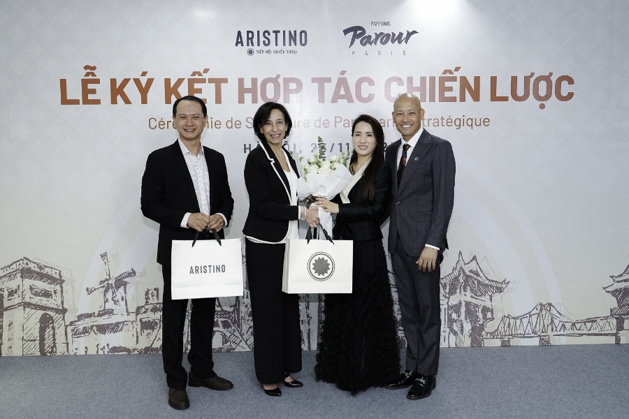 Ông Tăng Văn Khanh, Chủ tịch kiêm CEO Công ty Cổ phần Đầu tư K&G Việt Nam và bà Bà Lê Thị Giang Phó chủ tịch hội đồng quản trị Công ty cổ phần đầu tư K&G Việt Nam - Đại diện thương hiệu Aristino trao tặng món quà kỷ niệm với Bà Aline Beheit Matar, Phó Tổng giám đốc BOE Việt Nam - Đại diện Parfums Parour Paris.