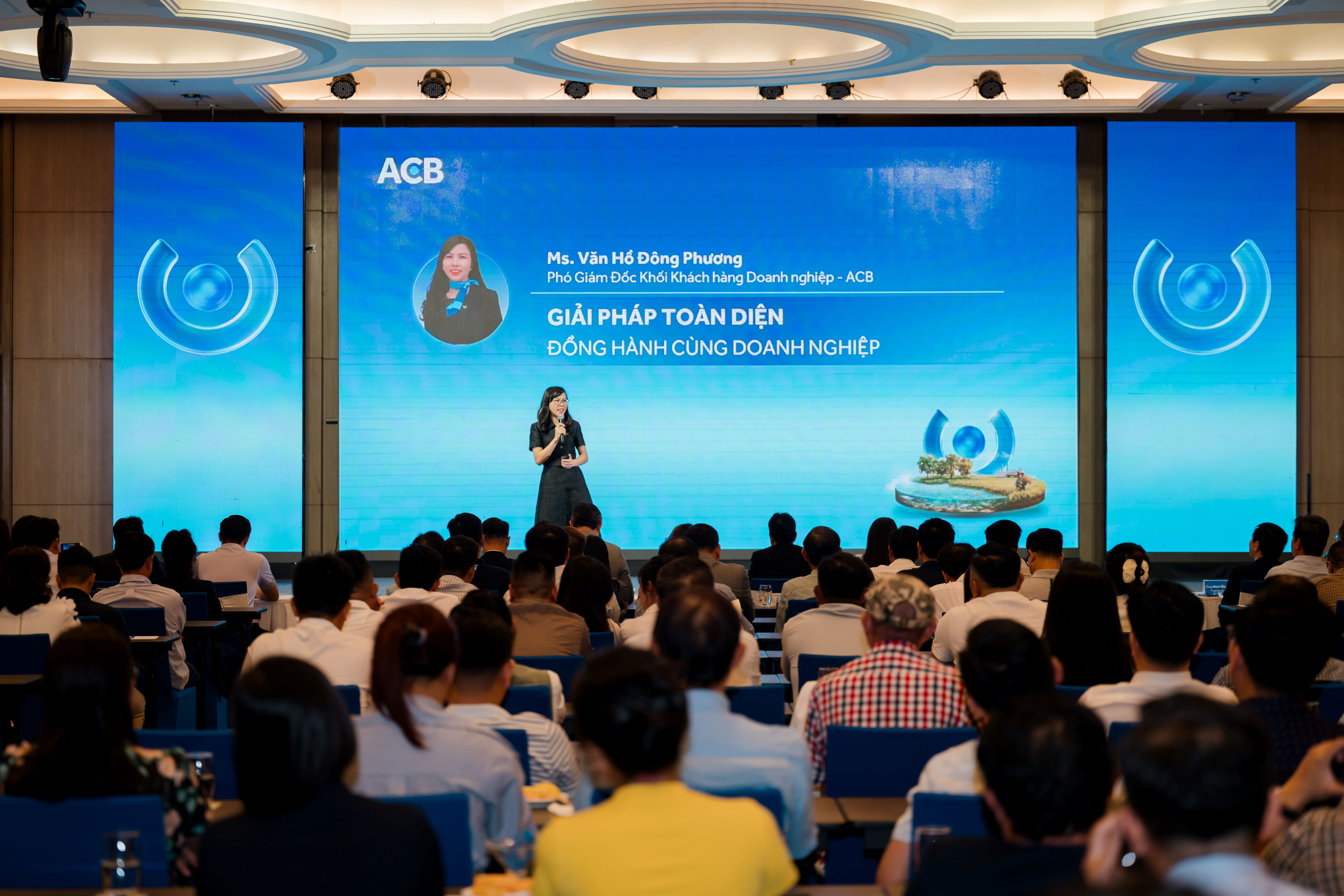 Bà Văn Hồ Đông Phương - Phó Giám đốc Khối Khách hàng doanh nghiệp ACB chia sẻ giải pháp tài chính của ACB tại Hội nghị.