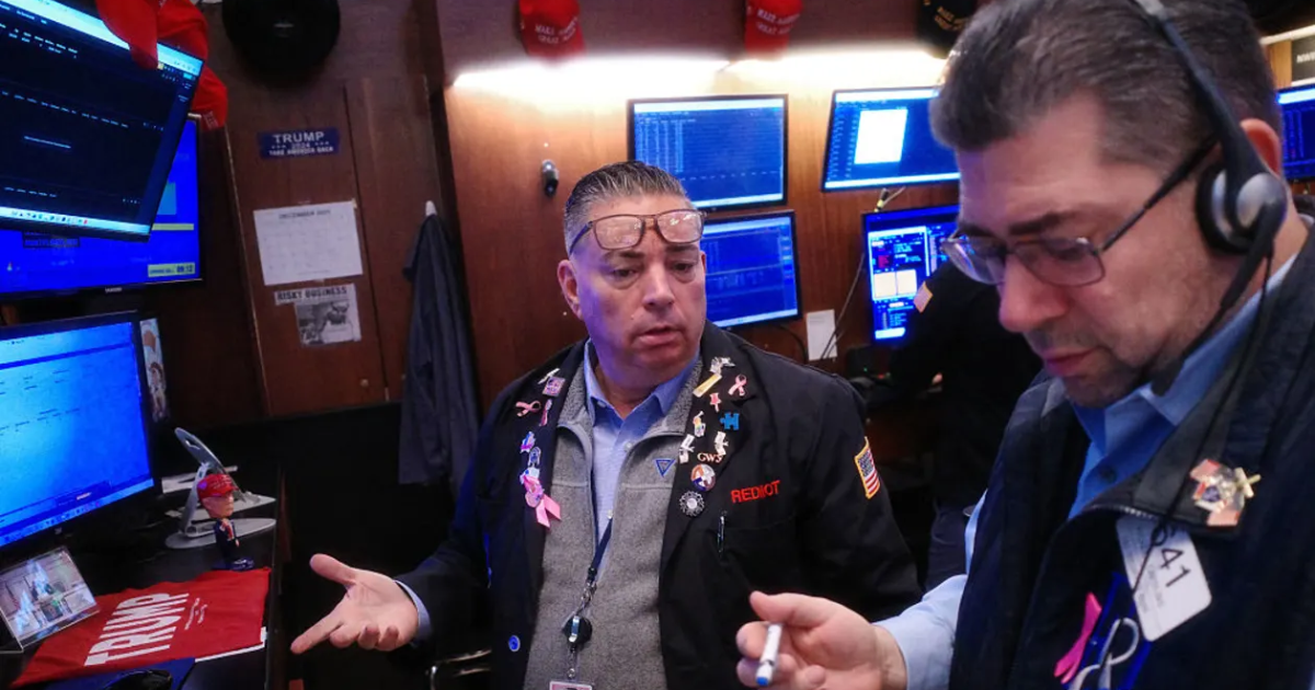 SP 500 giảm 3 phiên liên tiếp, giá dầu xuống đáy gần 5 năm