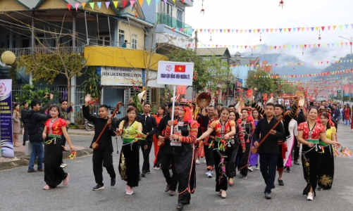 Lễ hội Ném còn vun đắp tình hữu nghị của đồng bào dân tộc thiểu số 3 quốc gia Việt Nam - Lào -  Trung Quốc