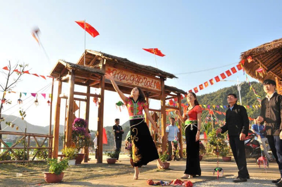 Ném còn là tiết mục thi dặc sắc tại Lễ hội.