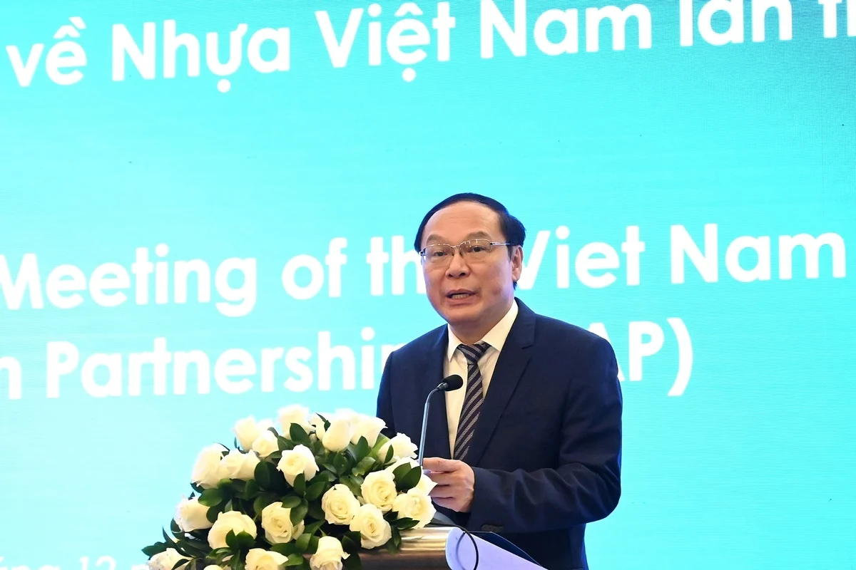 Thứ trưởng Lê Công Thành: Ô nhiễm nhựa không đơn thuần là một vấn đề về môi trường, mà là vấn đề của phát triển kinh tế xã hội, gắn chặt với mô hình sản xuất - tiêu dùng, với cấu trúc thị trường và với cách thức huy động các nguồn lực của xã hội.