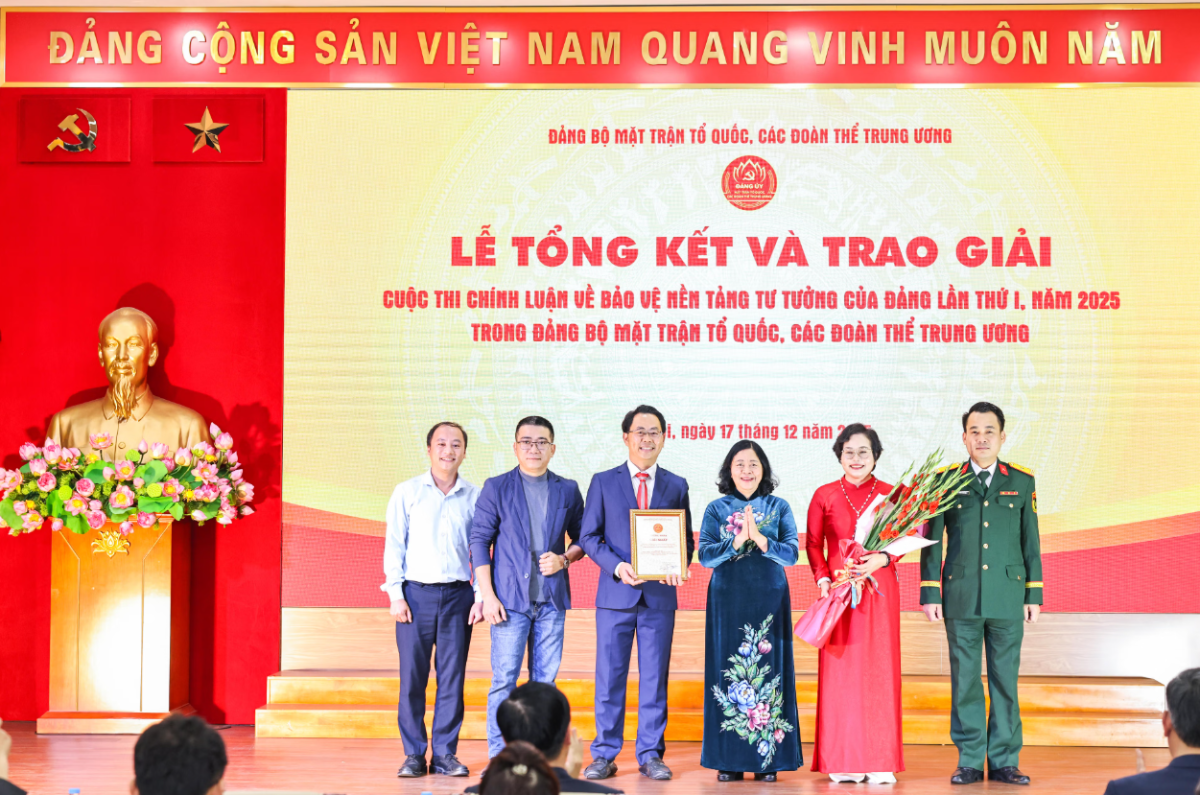 Bà Bùi Thị Minh Hoài - Chủ tịch Ủy ban Trung ương Mặt trận Tổ quốc Việt Nam trao Giải Nhất cho nhóm tác giả đoạt giải. Ảnh: Đại đoàn kết.