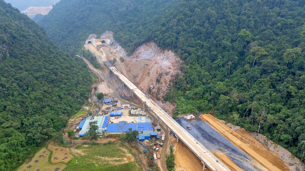Một đoạn cao tốc Đồng Đăng - Trà Lĩnh với 2 hầm xuyên núi là Thất Khê và Đông Khê. Ảnh: Tập đoàn Đèo Cả.
