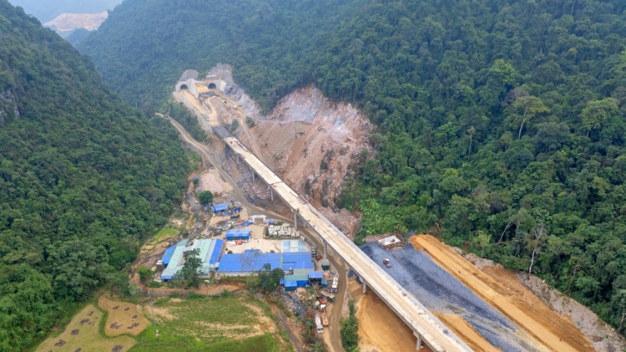 Một đoạn cao tốc Đồng Đăng - Trà Lĩnh với 2 hầm xuyên núi là Thất Khê và Đông Khê. Ảnh: Tập đoàn Đèo Cả.