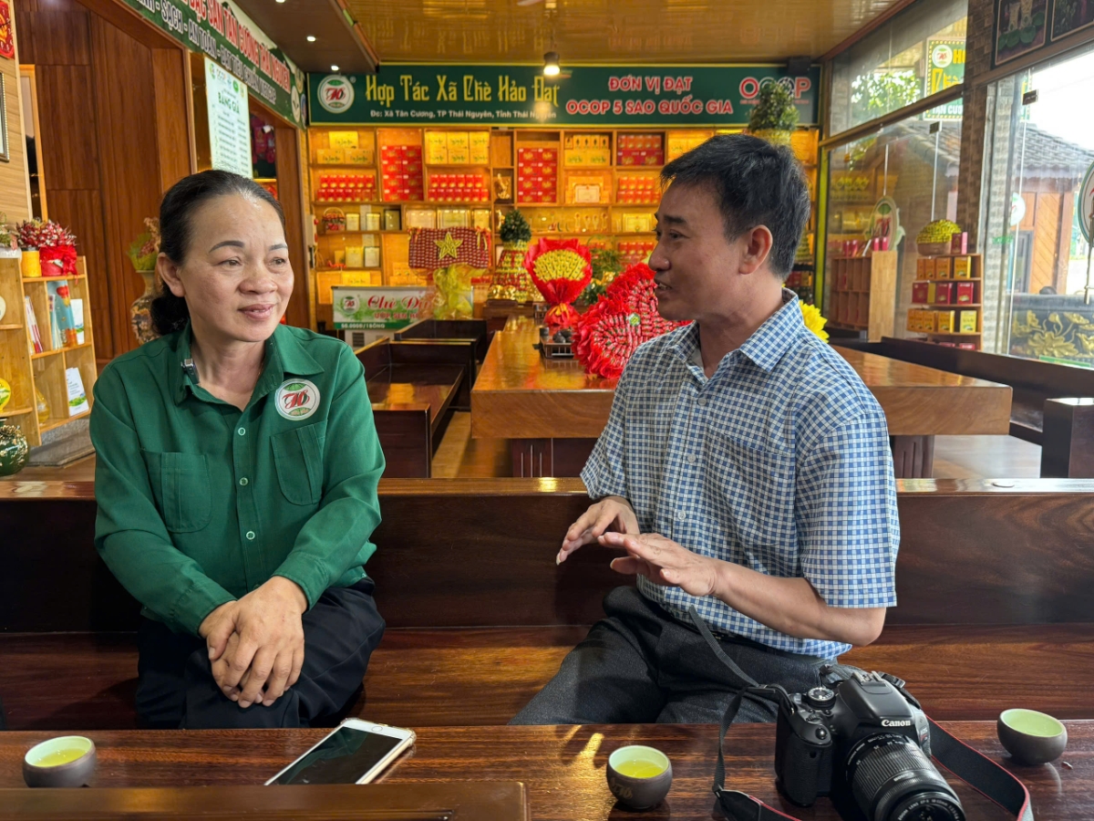 Bà Đào Thanh Hảo chia sẻ cùng tác giả.