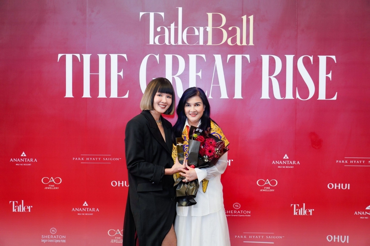 Phó Tổng giám đốc Tài chính Vietjet, bà Hồ Ngọc Yến Phương đại diện Tiến sĩ Nguyễn Thị Phương Thảo tham dự sự kiện. Ảnh: Văn Quang.