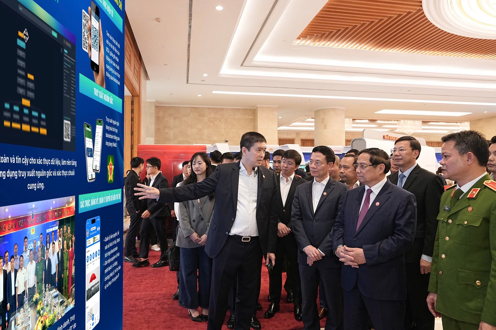 Ông Phan Đức Trung trình bày với Thủ tướng Phạm Minh Chính, Bộ trưởng Bộ Khoa học và Công nghệ Nguyễn Mạnh Hùng cùng các lãnh đạo Nhà nước về ứng dụng của VBSN.