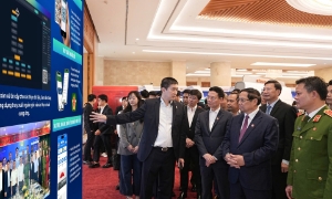 Ông Phan Đức Trung trình bày với Thủ tướng Phạm Minh Chính, Bộ trưởng Bộ Khoa học và Công nghệ Nguyễn Mạnh Hùng cùng các lãnh đạo Nhà nước về ứng dụng của VBSN.