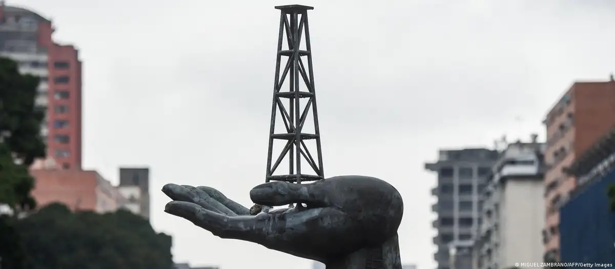 Venezuela sở hữu trữ lượng dầu mỏ lớn nhất thế giới, nhưng các lệnh trừng phạt của Mỹ và tình trạng quản lý yếu kém đã khiến sản lượng lao dốc. Ảnh: MIGUEL ZAMBRANO/AFP/Getty Images