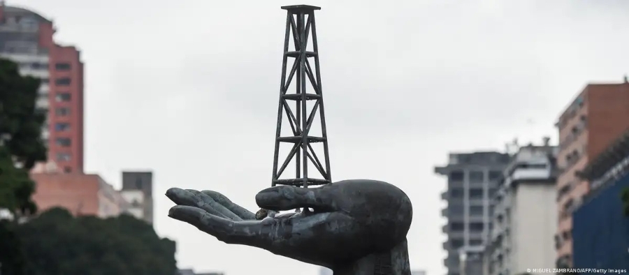 Venezuela sở hữu trữ lượng dầu mỏ lớn nhất thế giới, nhưng các lệnh trừng phạt của Mỹ và tình trạng quản lý yếu kém đã khiến sản lượng lao dốc. Ảnh: MIGUEL ZAMBRANO/AFP/Getty Images