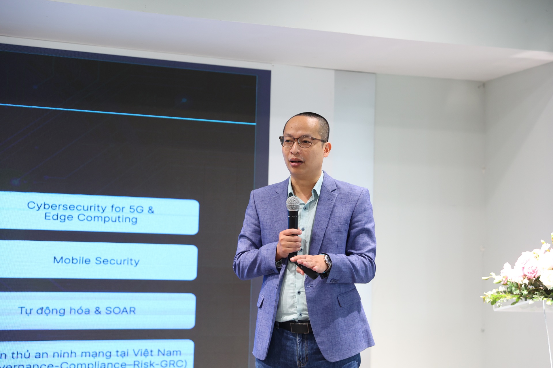 Theo thông tin được ông Ngô Tuấn Anh đưa ra, dự án Thao trường an ninh mạng đã được báo cáo với Lãnh đạo Chính phủ trong tháng 11/2025, hiện đang trong quá trình hoàn thiện khung kỹ thuật, dự kiến đưa vào vận hành trong tháng 6/2026 và đang được xem xét đăng ký bổ sung là sản phẩm công nghệ chiến lược theo Quyết định số 1131 của Thủ tướng Chính phủ