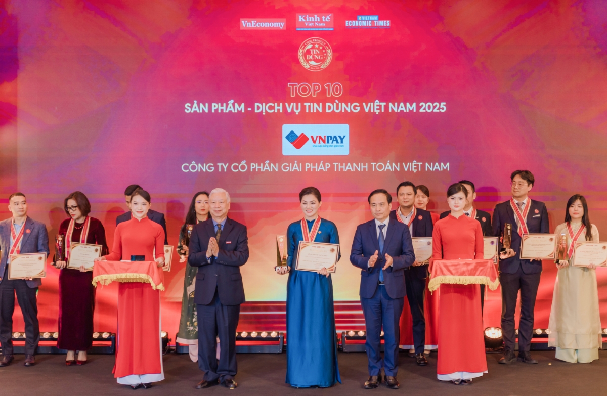 Bà Tống Thị Hoài Hương - Phó Tổng giám đốc VNPAY, đại diện VNPAY nhận thương hiệu Tin Dùng 2025 cho Bộ giải pháp Nộp thuế số VNPAY.
