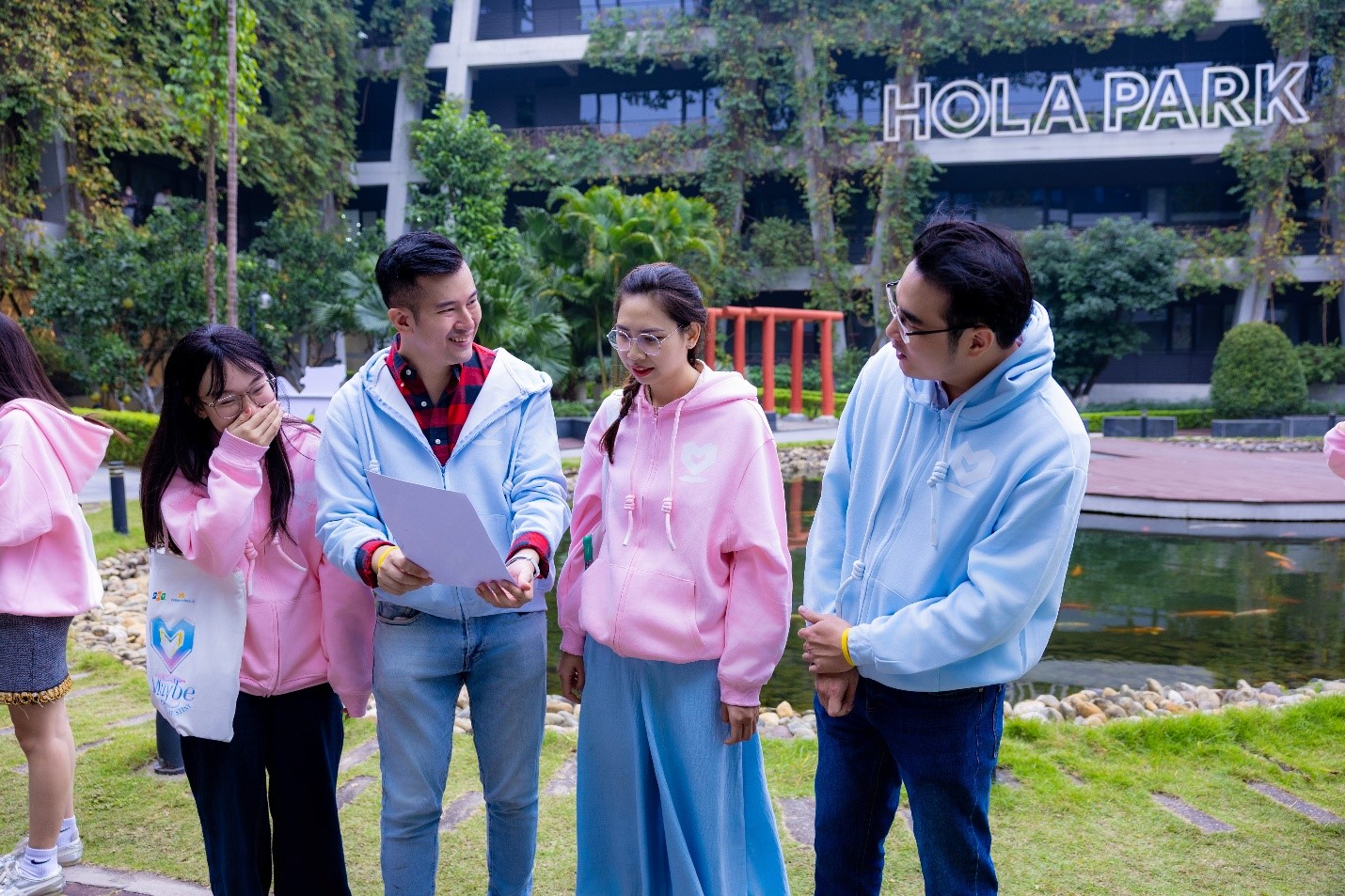 Môi trường làm việc hạnh là không gian nơi con người cảm thấy được gắn kết, được vui vẻ, được quan tâm một cách toàn diện cả về thể chất lẫn tinh thần.