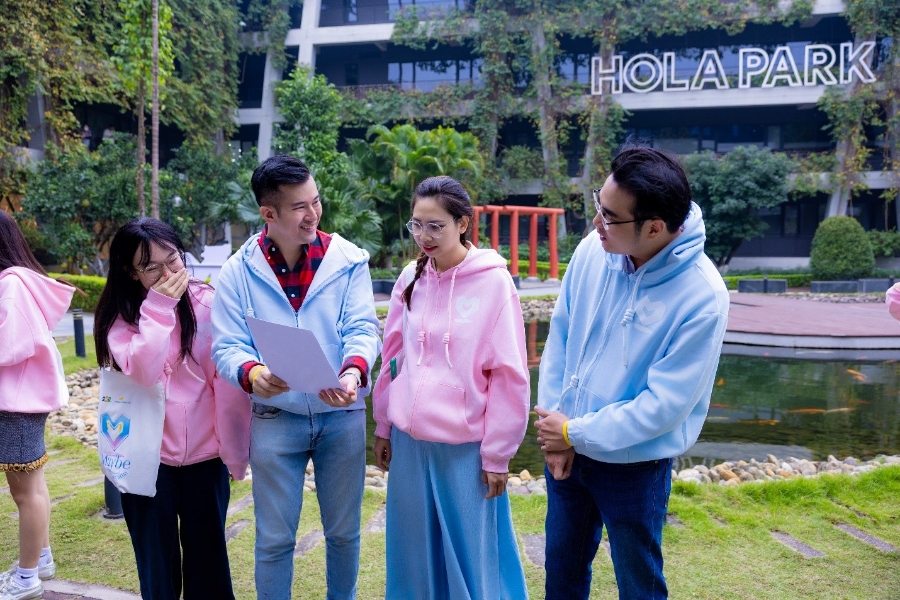 Môi trường làm việc hạnh là không gian nơi con người cảm thấy được gắn kết, được vui vẻ, được quan tâm một cách toàn diện cả về thể chất lẫn tinh thần.