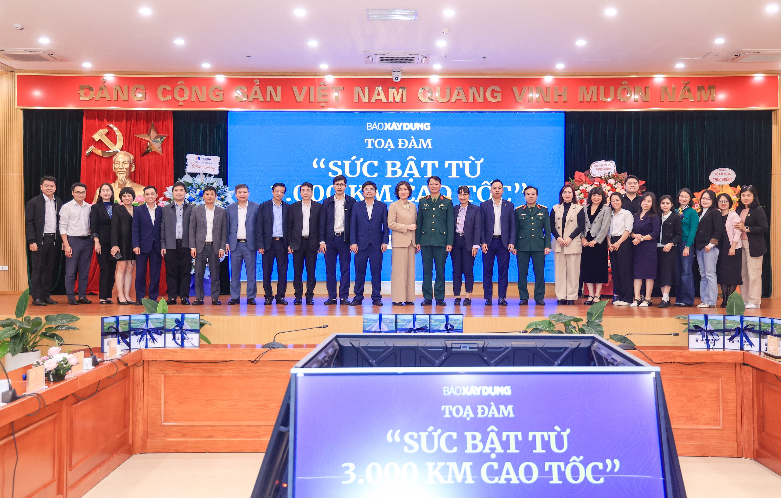 Các đại biểu chụp ảnh lưu niệm tại Tọa đàm 