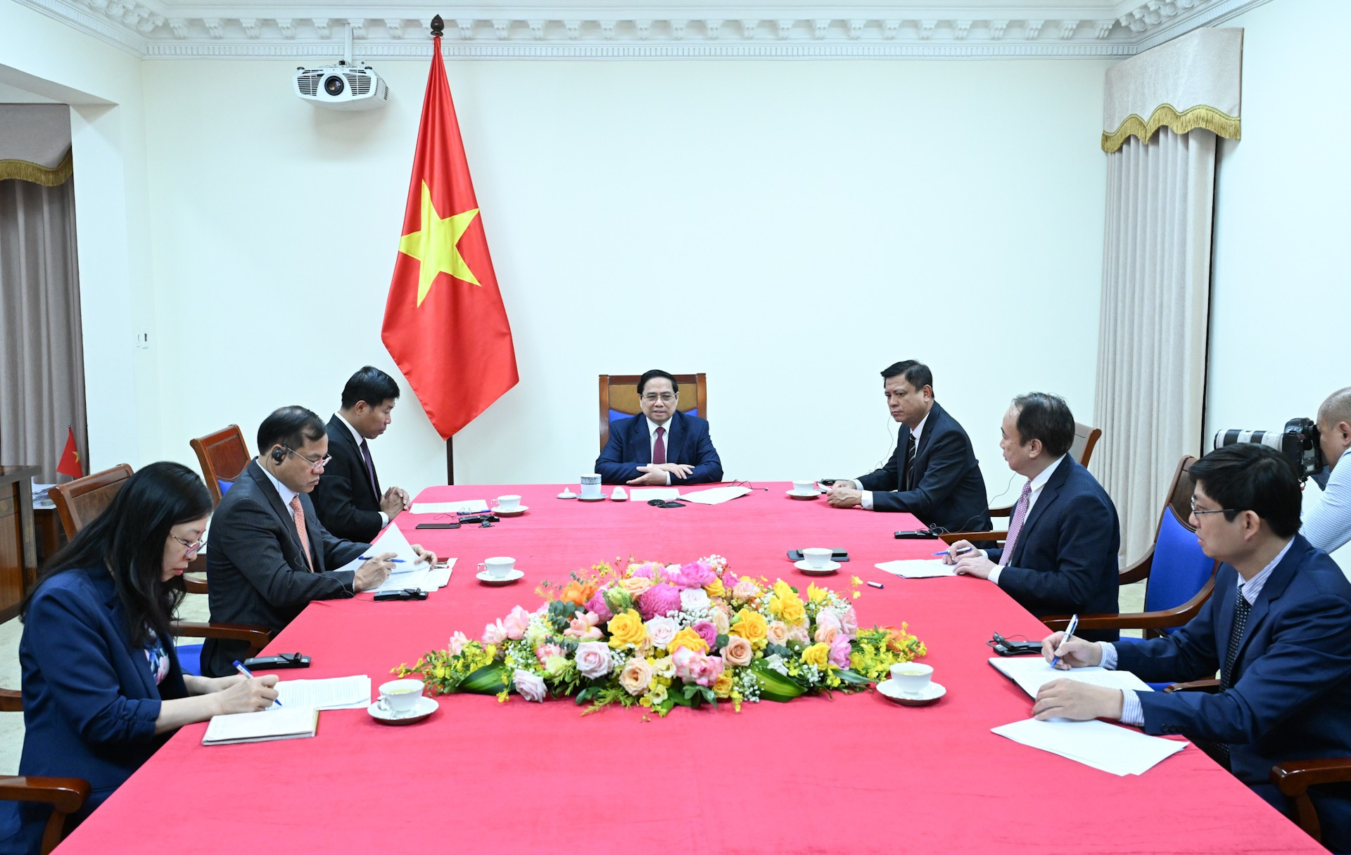 Thủ tướng Phạm Minh Chính điện đàm với Thủ tướng Singapore Lawrence Wong, trao đổi về quan hệ song phương và các vấn đề khu vực, quốc tế. Ảnh: Nhân Dân