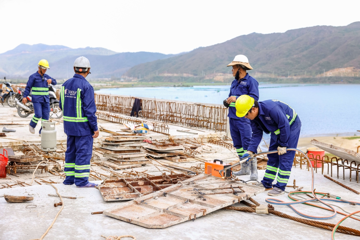 Công nhân cấp tập thi công để đảm bảo công trình về đích đúng hẹn.