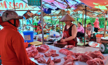 Thực phẩm bán ở chợ cần phải đảm bảo an toàn.