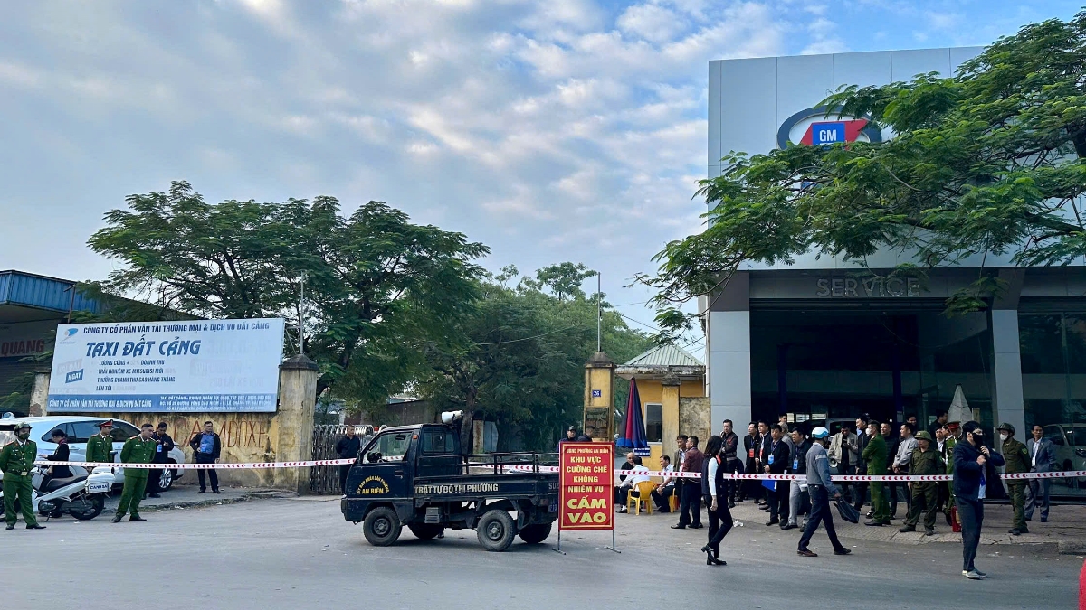 Do doanh nghiệp không phối hợp thực hiện nên lực lượng chức năng tiến hành cưỡng chế kiểm đếm để lên phương án bồi thường dự án vườn hoa đường vòng cầu Niệm.