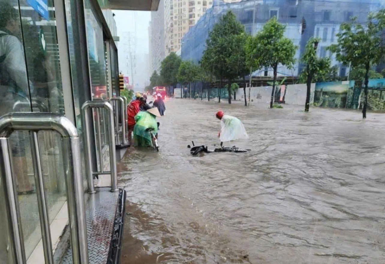 Mưa ngập nhiều tuyến phố tại Hà Nội trong ngày 26/8. Ảnh: Song Hoàng.